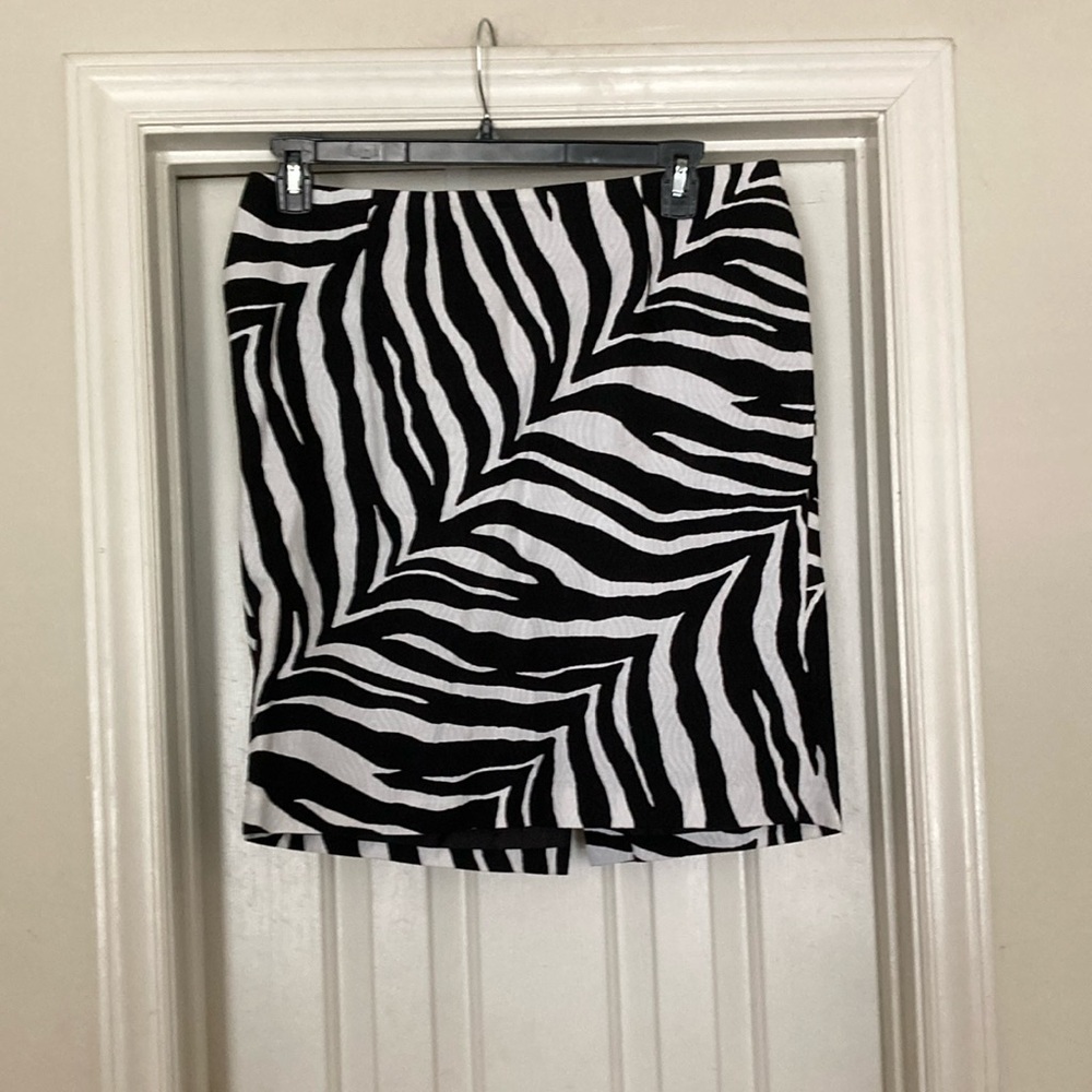 Talbots Black and White Zebra Print Pencil Skirt- fits like a Large!